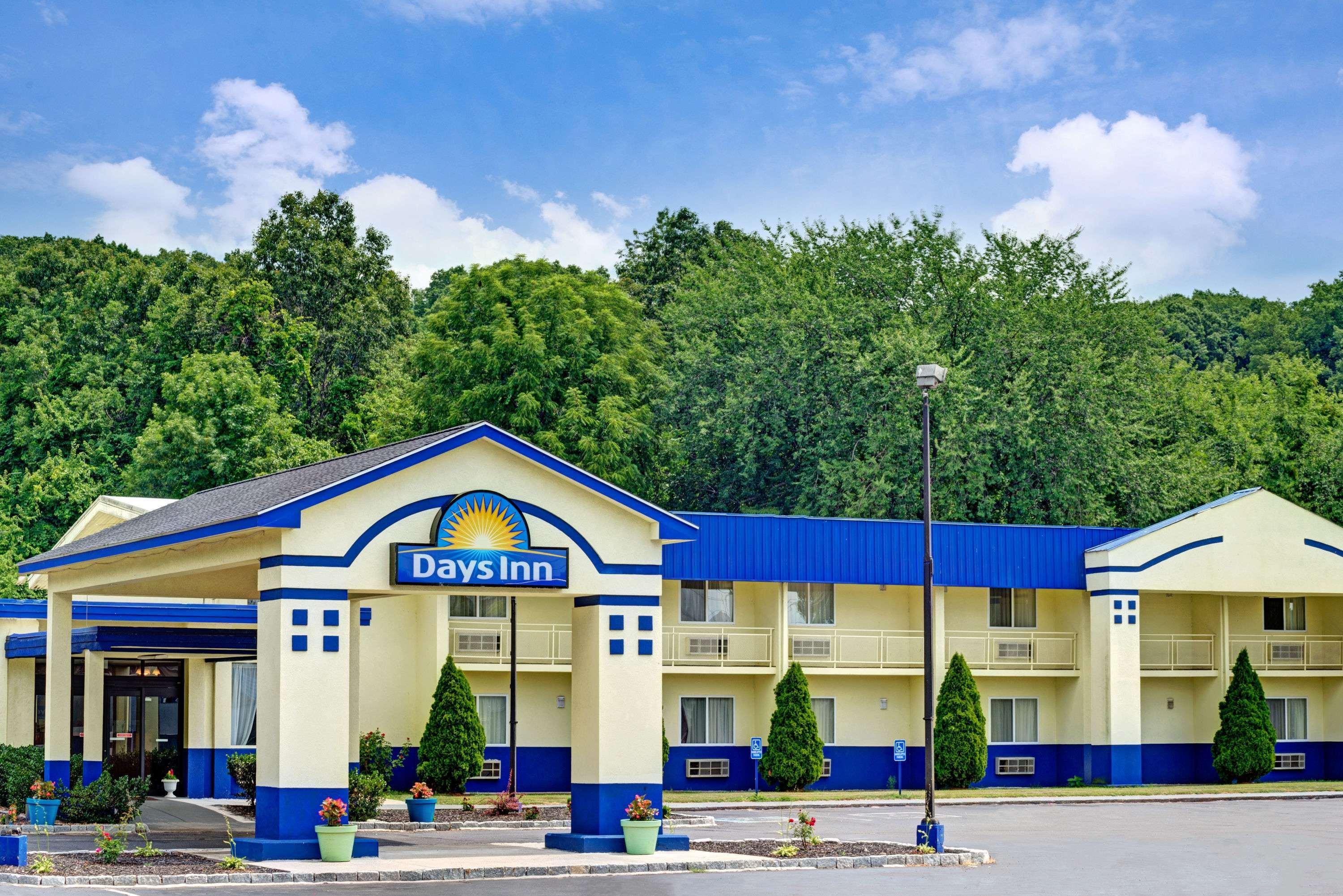 Days Inn By Wyndham Саутингтън Екстериор снимка
