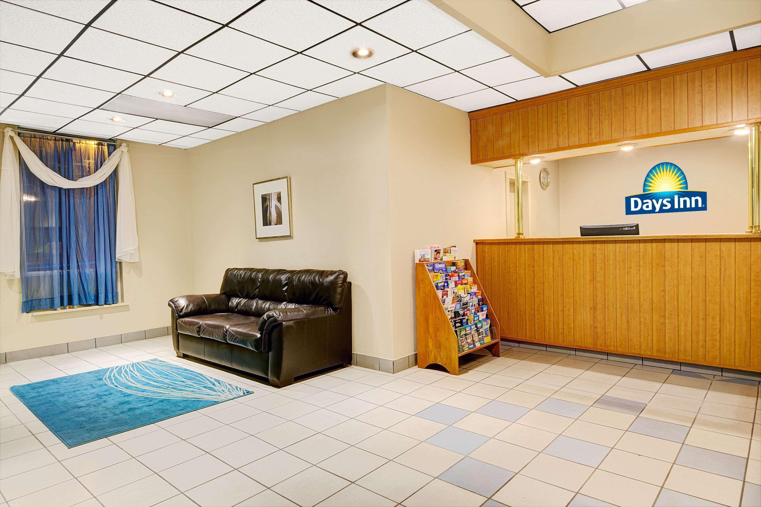 Days Inn By Wyndham Саутингтън Екстериор снимка