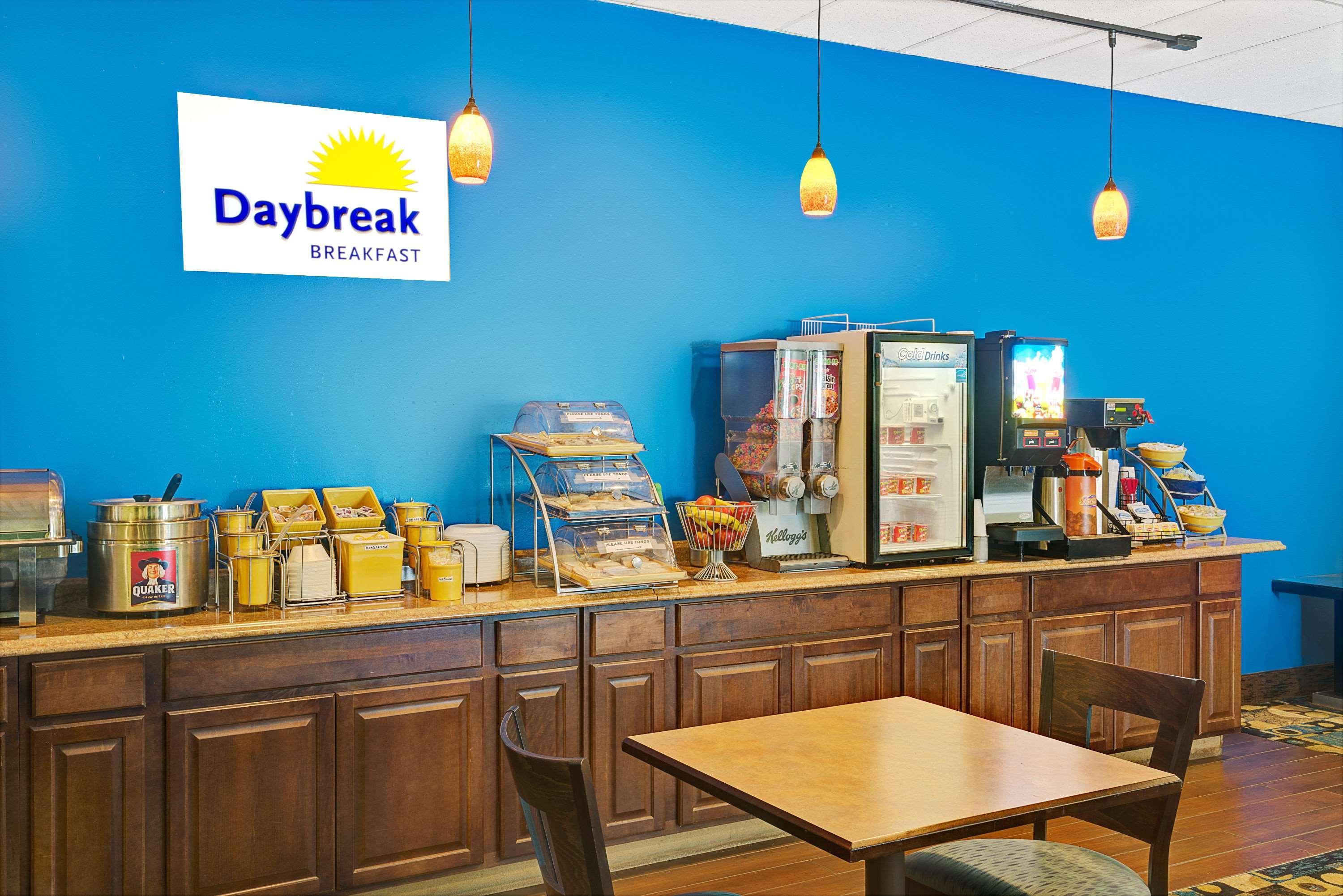 Days Inn By Wyndham Саутингтън Екстериор снимка